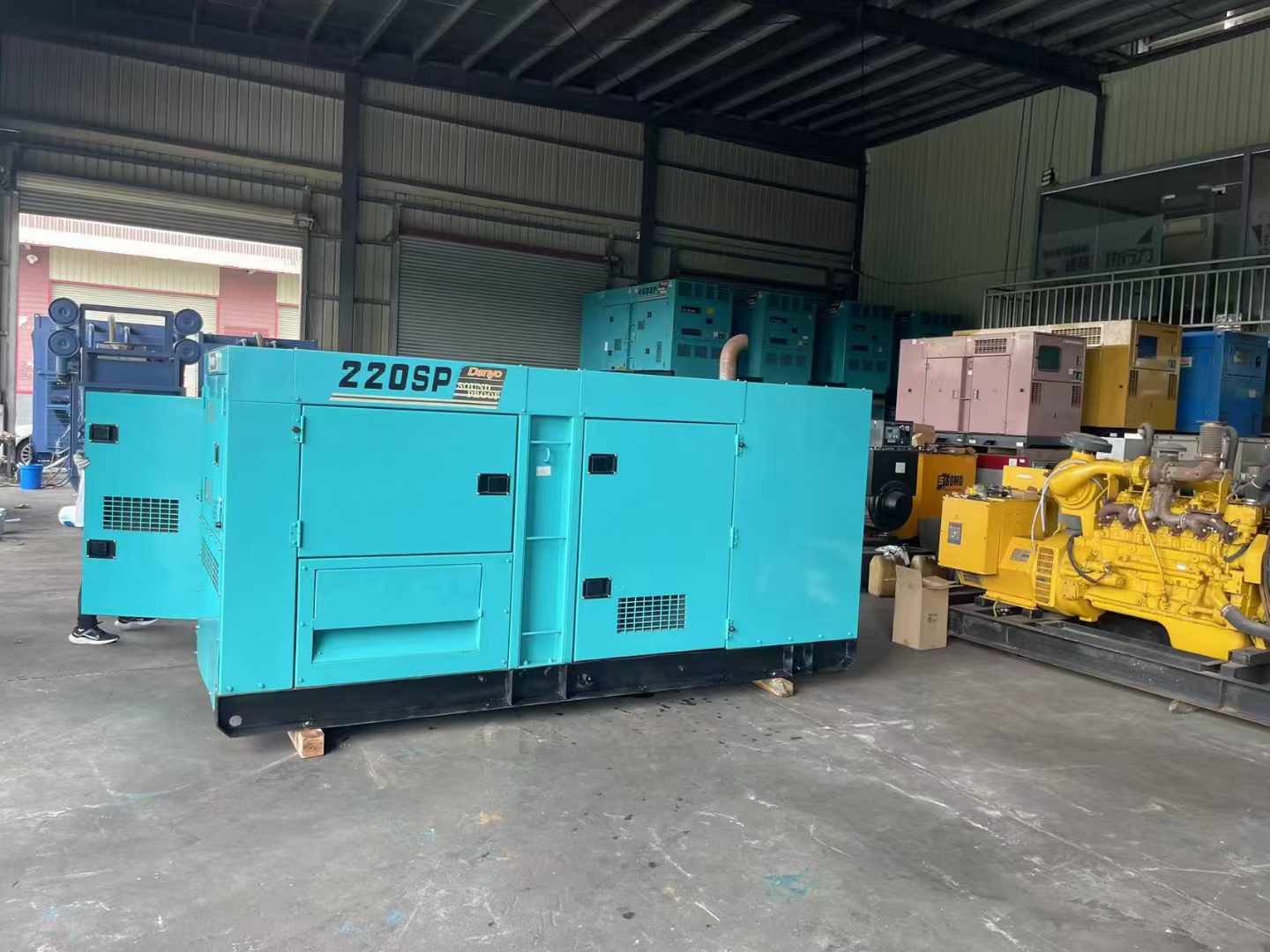 坡头柴油发电机组长期不间断运行时，如何监控其温度和压力？