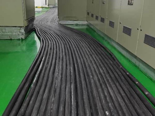 坡头如何根据理论计算公式计算温度对特定电压测量结果的影响？